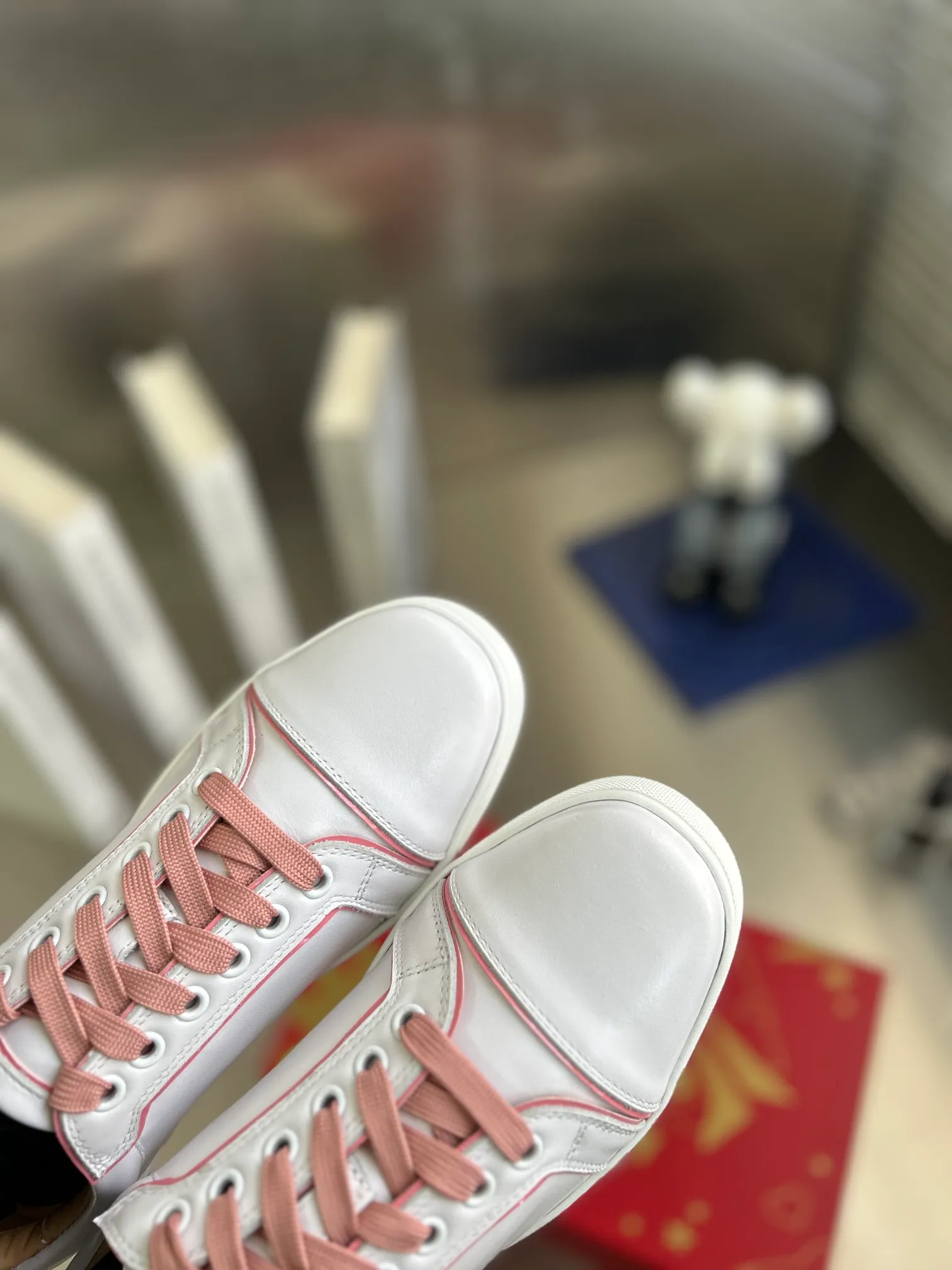 👟👟Ex-factory price 680👟👟 ╔Low-top back printed pink and white model╗ ·Top version customization·²⁰²²𝐬𝐬 𝑪𝒉𝒓𝒊𝒔𝒕𝒊𝒂𝒏 𝑳𝒐𝒖𝒃𝒐𝒖𝒕𝒊𝒏 ▪️No matter the last shape, fabric, diamonds, nails, lining, outsole, they are as close as possible to ZP... ▪️The original sole is specially provided by the original factory ▪️The lining is imported water-dyed cowhide ▪️Private customization time is about 3-7 days —————— Size: Women's 35M-41M Men's 38M-47M, half size can be customized